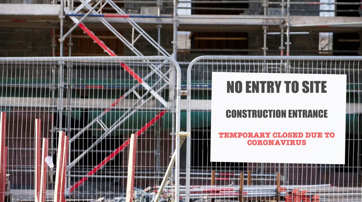 closed-construction-site-sign-due-to-coronavirus-covid19-picture-id1222398218